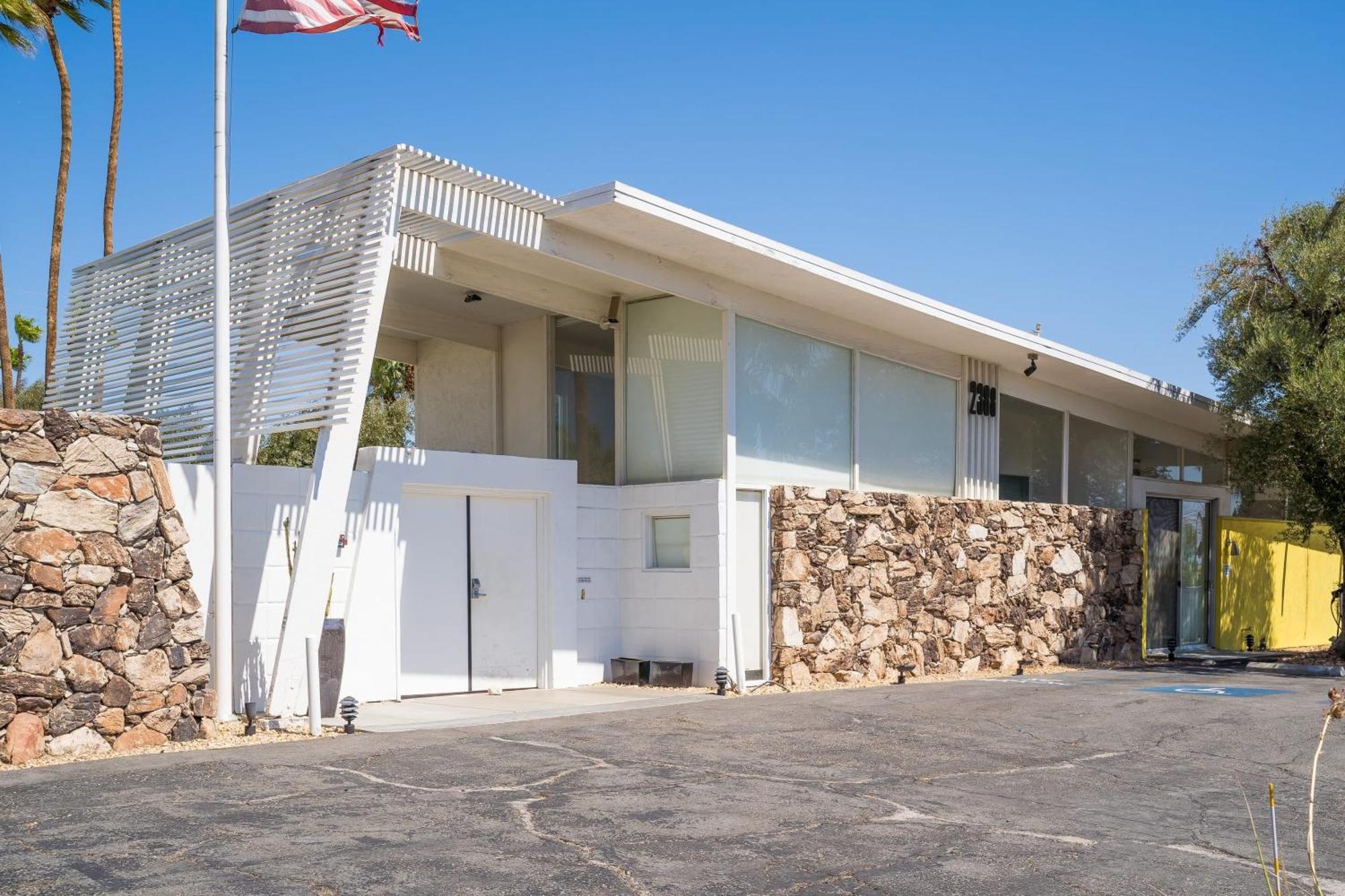 The Monkey Tree Hotel Buyout By Avantstay Entire Hotel Buyout Funky Rooms W Modern Amenities Palm Springs Extérieur photo